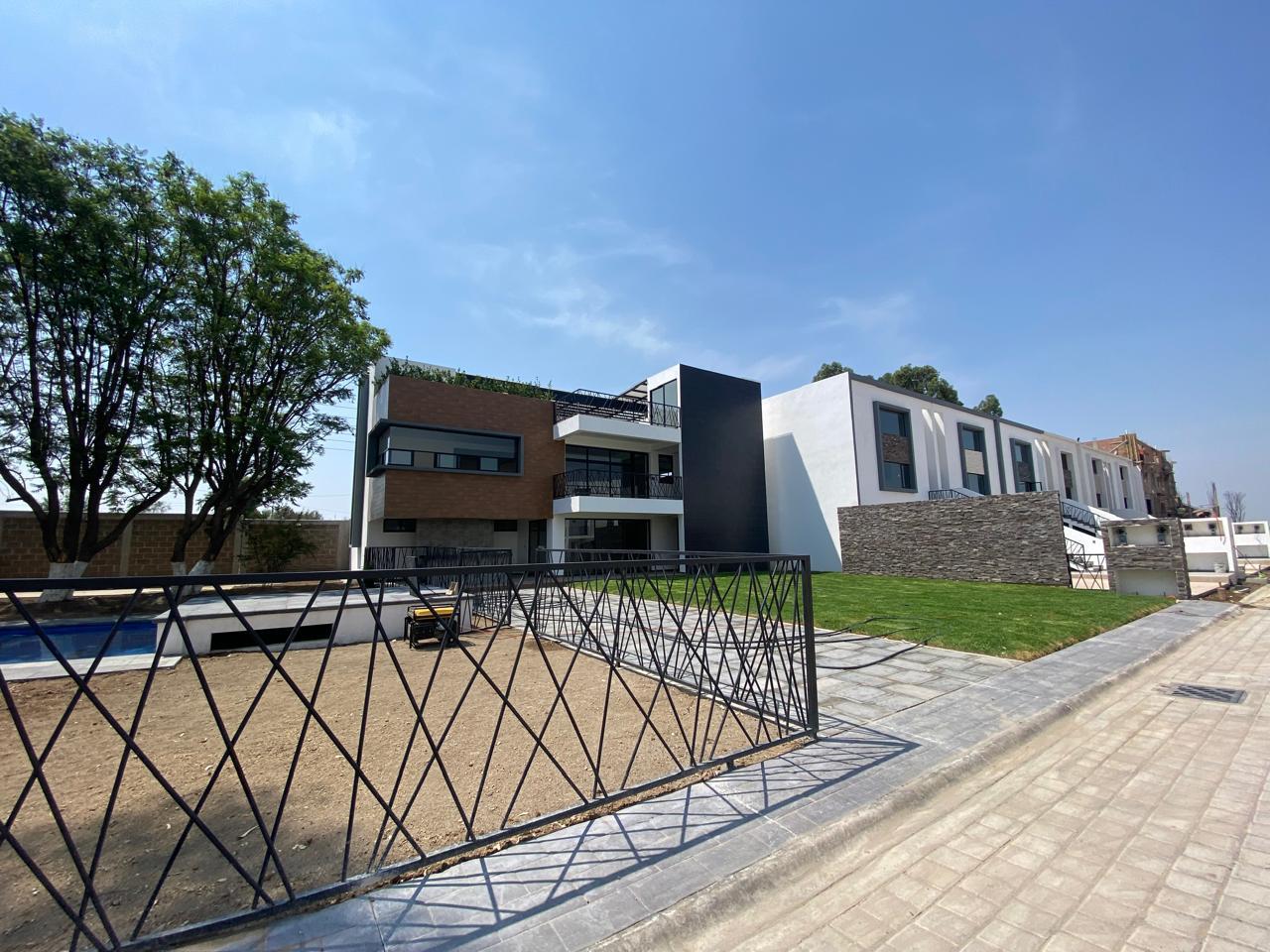 Calle con jardines y herrería moderna