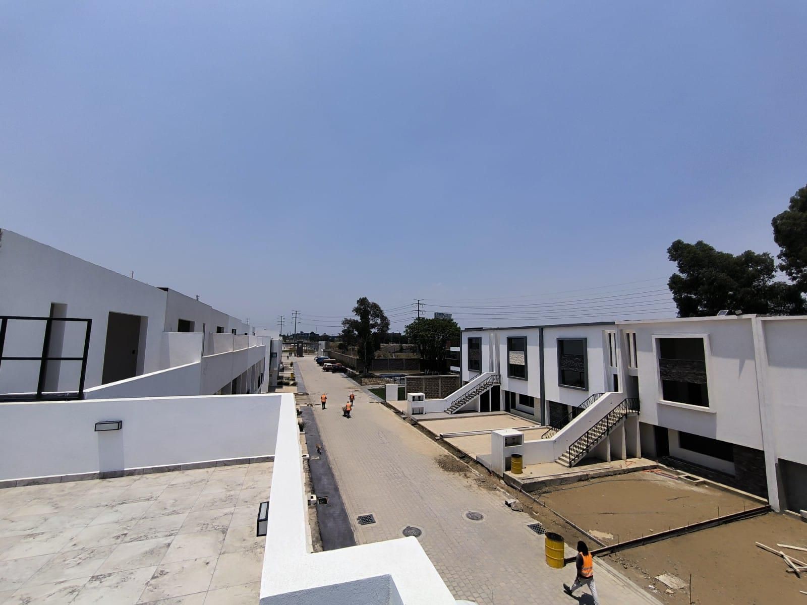 Vista elevada de los andadores y las casas de Parque Real Residencial